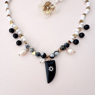 Colar com contas brancas, pretas, marmoreadas, detalhes dourados, pérolas falsas e pendente preto com flor branca
