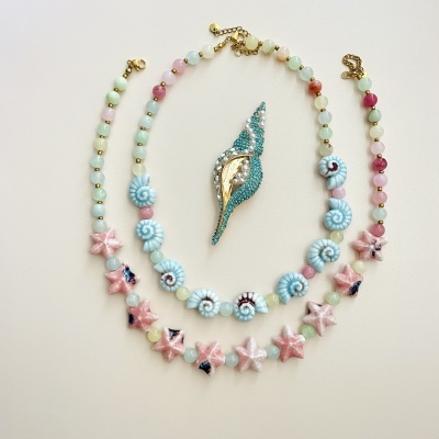 Colar, pulseira e broche com tema marítimo em tons pastel