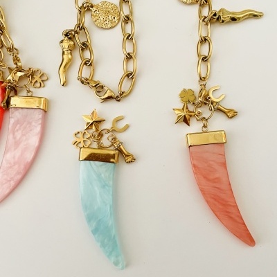 Colares com pendentes coloridos em pedra resinada e detalhes dourados