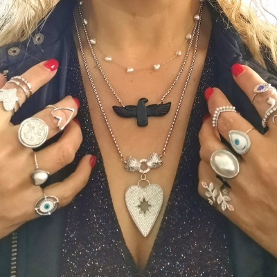 Conjunto de colares e anéis variados em prata e metal preto com pendentes distintos