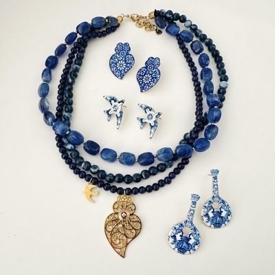 Colar e brincos com design azul, dourado e branco com padrões florais e de ânforas