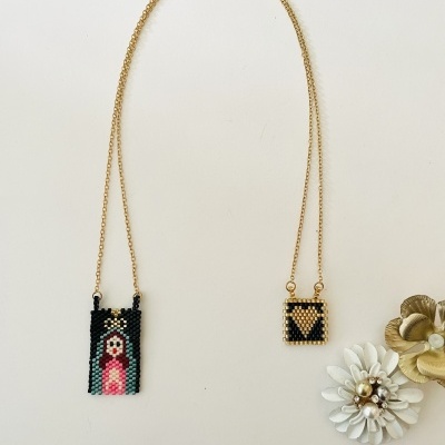 Colar com dois pingentes de contas coloridas em corrente dourada