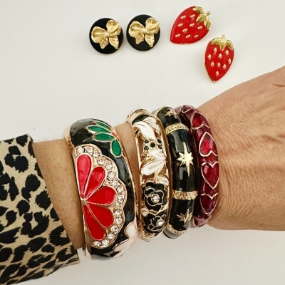 Braceletes coloridos com esmalte e brincos temáticos em fundo branco