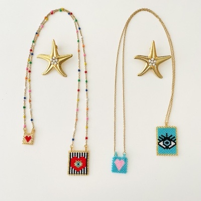 Colares coloridos com pendentes retangulares e estrelas-do-mar douradas