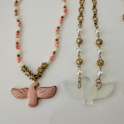 Colares com pendentes de pássaros rosa e translúcido