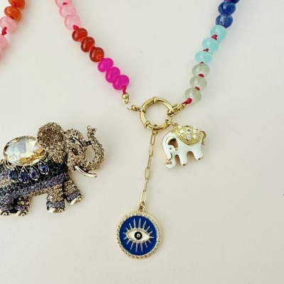 Colar colorido com contas e pendentes de elefantes e símbolo de olho