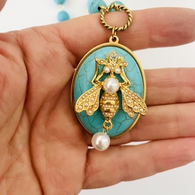 Pendant with gold bee and pearls on turquoise base