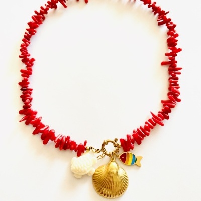 Colar vermelho com pendentes de conchas e peixe colorido