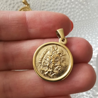 Pendente dourado redondo com relevo de São Jorge a combater um dragão