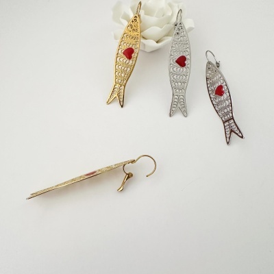 Brincos em forma de peixe em metal dourado e prata com corações vermelhos