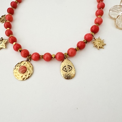 Colar com contas vermelhas e pendentes dourados variados