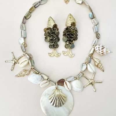 Conjunto de colar e brincos com tema marinho e tons pastel