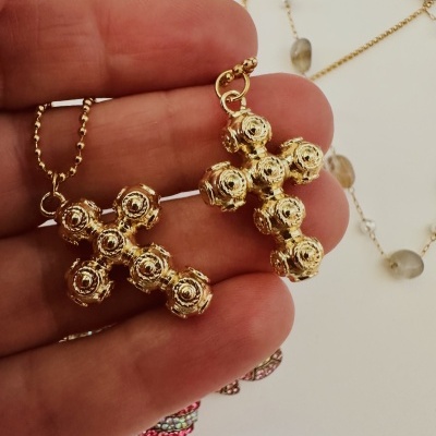 Colar com pendente cruz dourada com textura detalhada