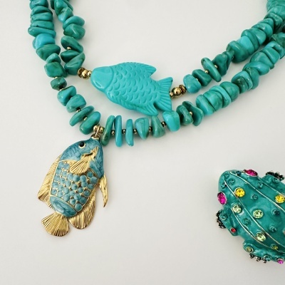 Colar turquesa com detalhes de peixe e broche em forma de sapo colorido