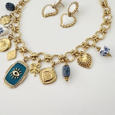 Conjunto de colar e brincos dourados com detalhes coloridos e pendentes variados