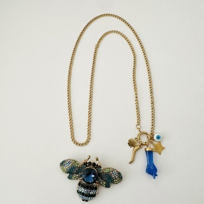 Colar dourado com pendente abelha colorida e berloques variados