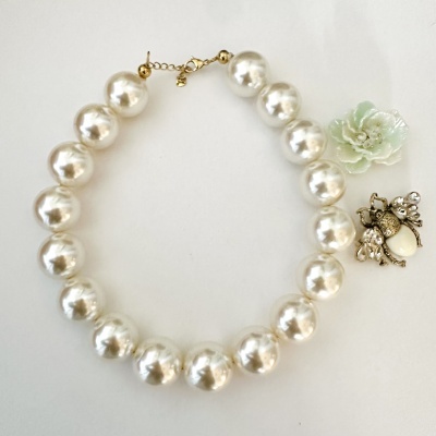 Colar de pérolas com pendentes de flor verde e abelha dourada