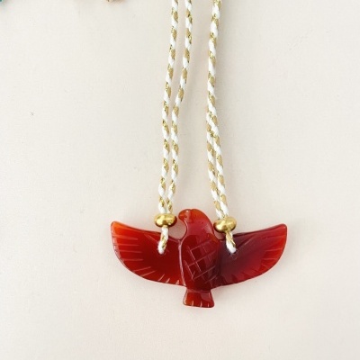 Colar com pendente de pássaro vermelho e cordão branco e dourado