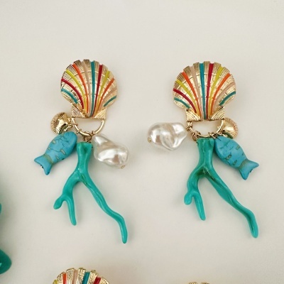 Brincos dourados com concha colorida, peixe azul, coral e pérola pendentes