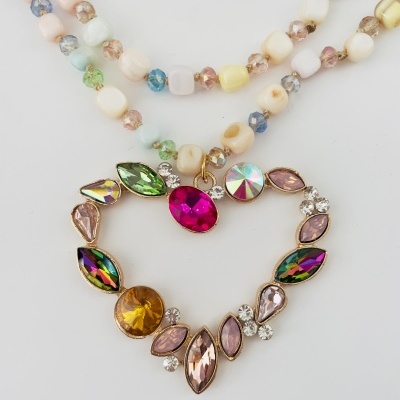 Colar com pingente de coração com pedras coloridas e contas de acrílico multicoloridas