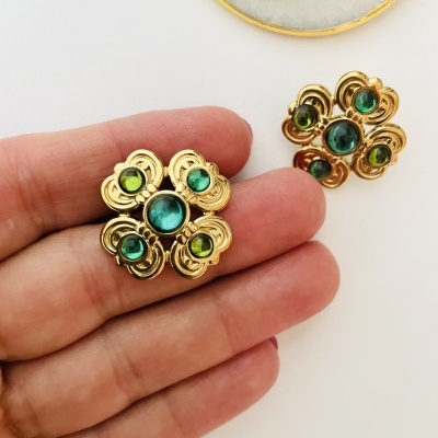 Brincos dourados com pedras verdes e azuis em forma de flor