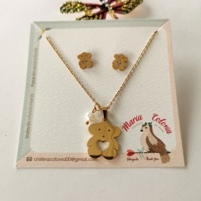 Conjunto de colar e brincos de urso dourado com pérola em cartão da marca Maria Cotovia