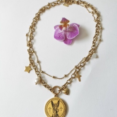 Colar dourado com pingentes variados e flor roxa