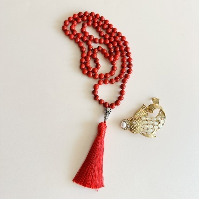Colar vermelho com tassel e objeto dourado em forma de peixe