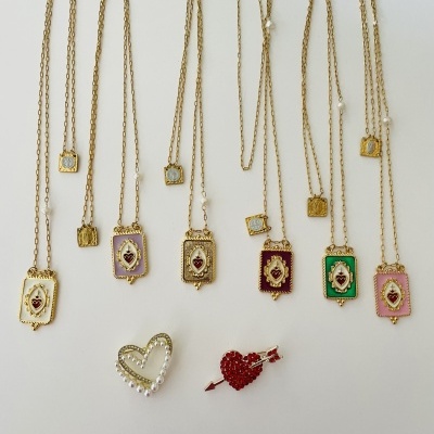 Conjunto de colares com pendentes coloridos e dois broches em forma de coração