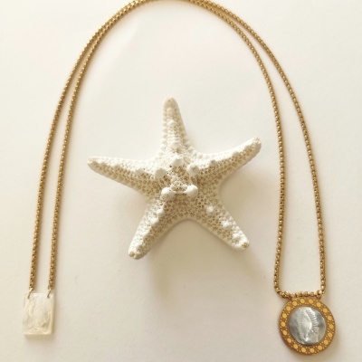 Colar dourado com pendente redondo prateado e estrela-do-mar branca