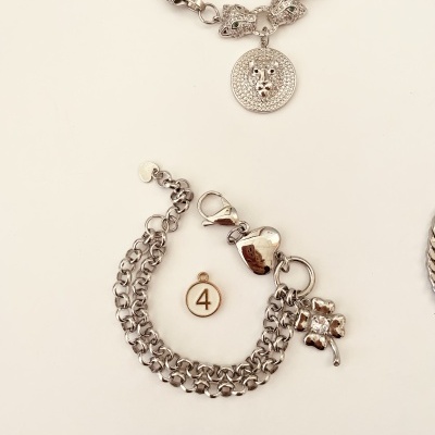 Pulseira prateada com pendente de trevo de quatro folhas