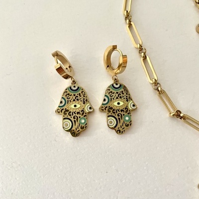 Brincos em forma de mão Hamsá dourada com padrões coloridos e corrente dourada