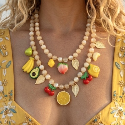Colar duplo com contas e pendentes de frutas coloridas e folhas douradas