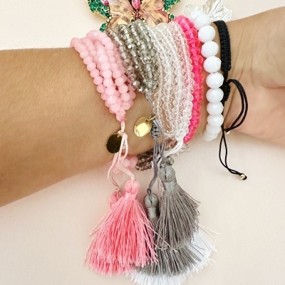 Pulseiras coloridas em contas e franjas num pulso