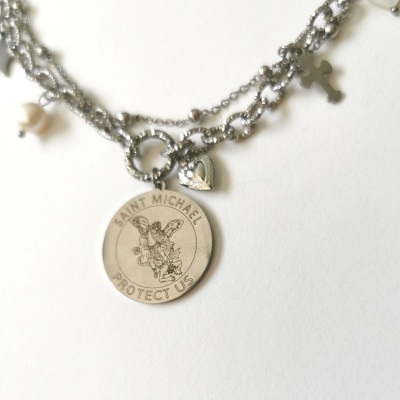 Colar prateado com medalha redonda e vários pingentes