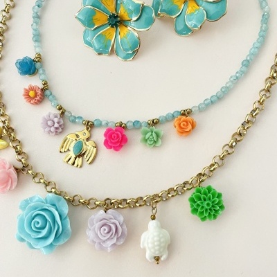 Brincos flor azul com amarelo e duas gargantilhas coloridas com flores e pendentes
