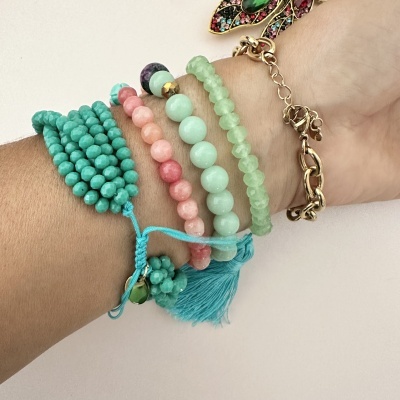 Pulseras de cuentas y doradas en muñeca