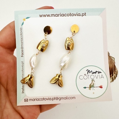 Brincos de peixe dourados com pérola e cartão da marca Maria Cotovia