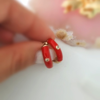 Brincos argola vermelhos com cristais e metal dourado