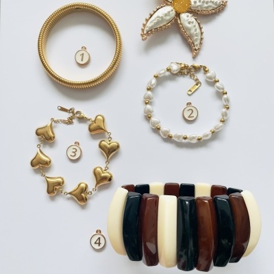 Pulseiras dourada lisa, com pérolas e corações, pulseira larga colorida e broche flor perolado