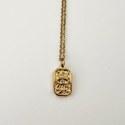 Colar dourado com pendente retangular texturizado e olho em relevo com pedra