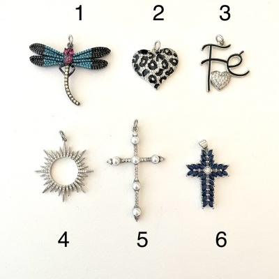 seis pendentes decorativos com diferentes formas e padrões em fundo branco