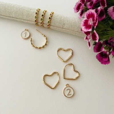 Conjunto de anéis dourados com pedras, brinco de argola, pendentes em forma de coração e numéricos, com flores cor-de-rosa