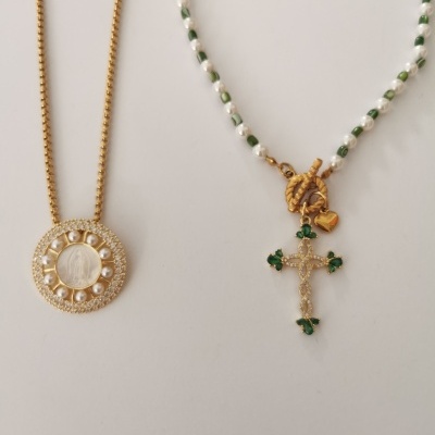 Dois colares com pendentes decorativos sobre fundo branco.