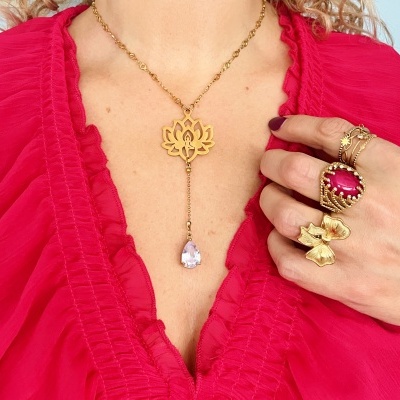 Colar dourado com pendente de flor de lótus e anéis dourados com pedras vermelhas