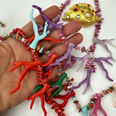 Colar colorido em forma de coral com pingente dourado e pedras coloridas