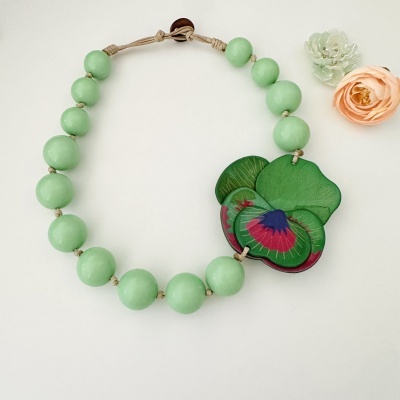 Colar verde com pendente de folhas e duas flores decorativas