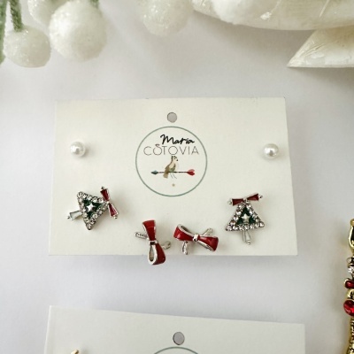 Conjunto de brincos de árvore de Natal e laço vermelhos no cartão Maria Cotovia