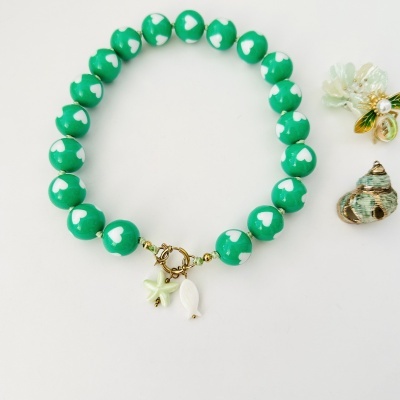 Colar verde com corações brancos e pendentes brancos