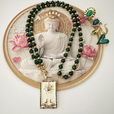 Colar e anel coloridos sobre quadro redondo com Buda e flores